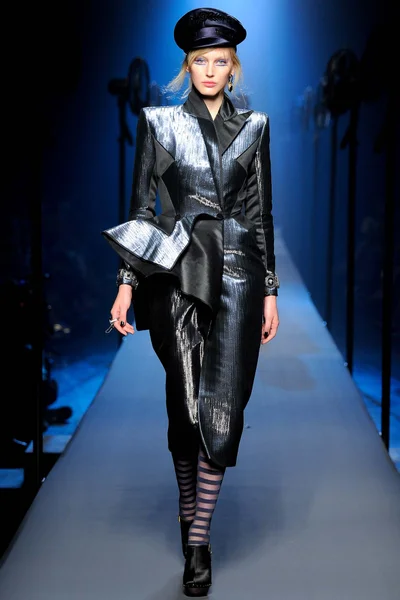 Look 16